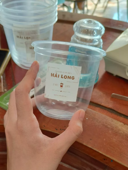 Ly nhựa trong có tem chữ nhật màu trắng