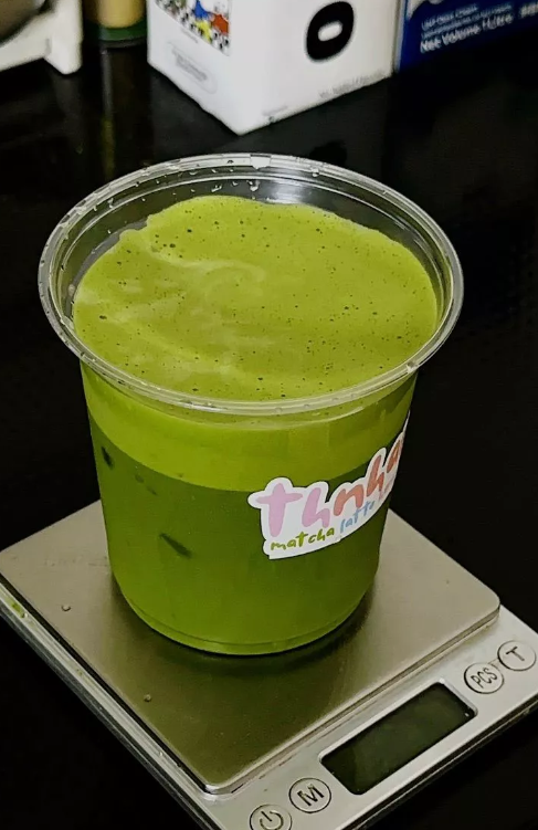 Ly đồ uống có nhãn tròn nổi bật trên thân
