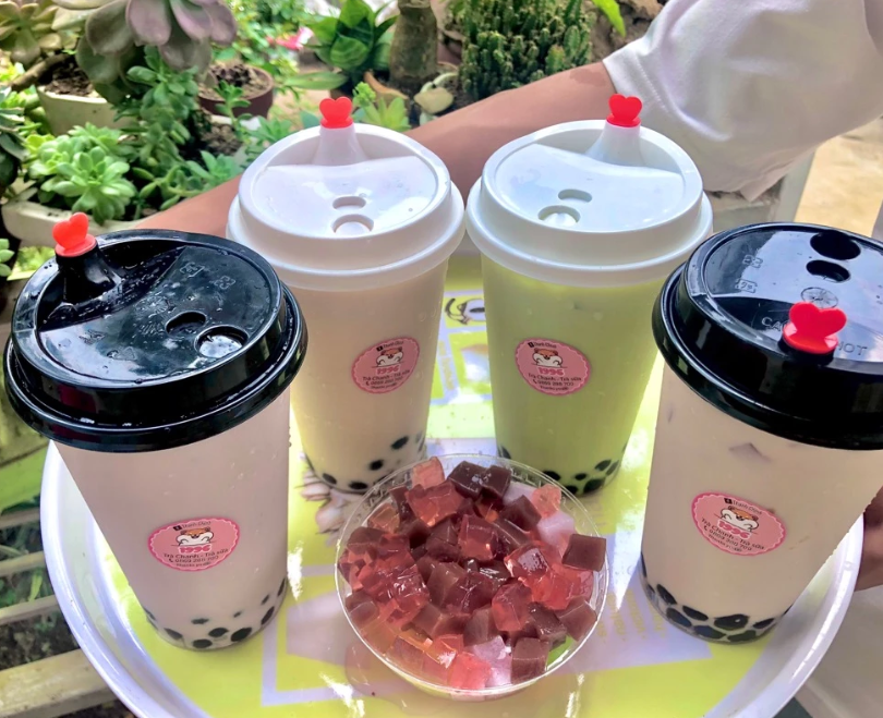 Nhóm ly đồ uống có nắp với tem tròn