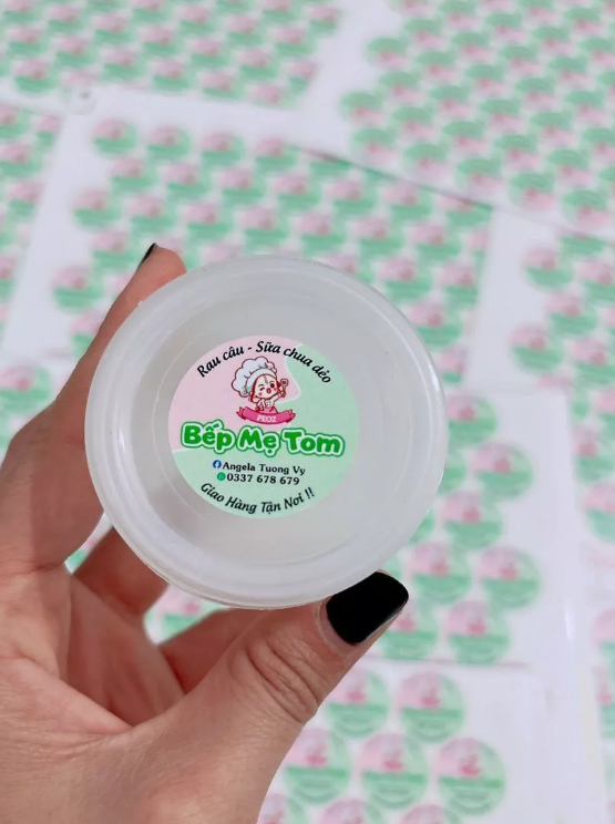 Tem tròn màu hồng xanh và hộp đi kèm