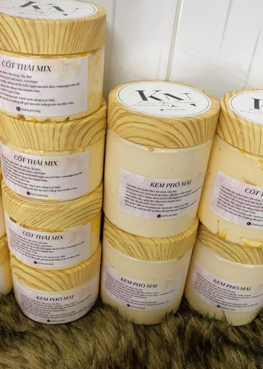 Các hũ mỹ phẩm nhỏ có tem nhãn trên thân