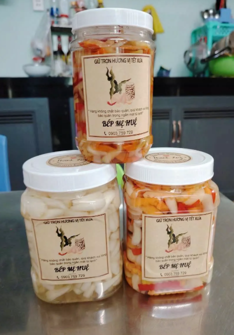 Chai và hũ thực phẩm có tem nhãn nhiều hình dạng