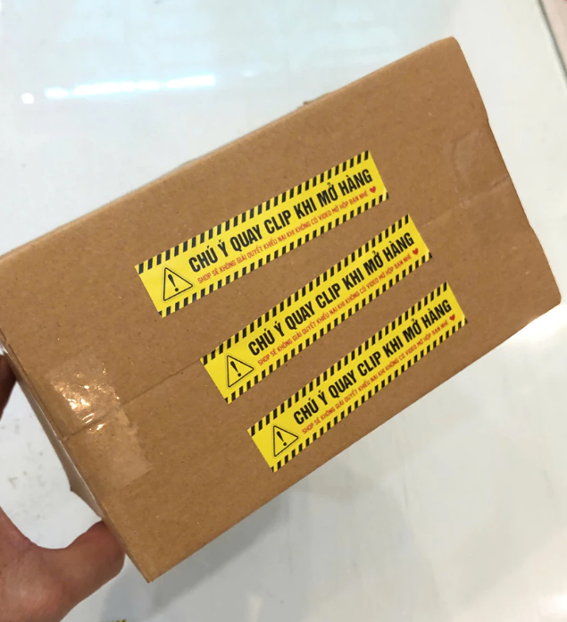 Tem chữ vàng trên bao bì Kraft thực tế