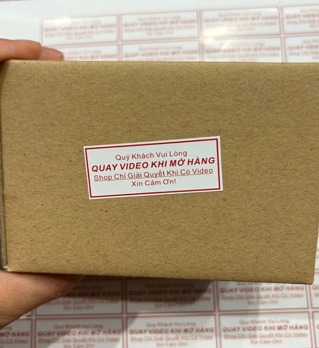 Tem hướng dẫn nhỏ dán trên hộp giấy