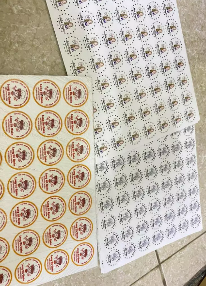 Nhãn tròn cà phê màu nâu trên tờ