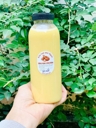 Chai màu vàng có tem chữ nhật trên vùng thân cong