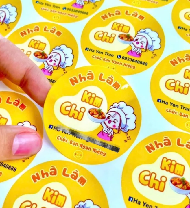 Tem tròn màu vàng có hình minh họa