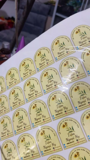 Tờ nhãn oval viền vàng có hình minh họa