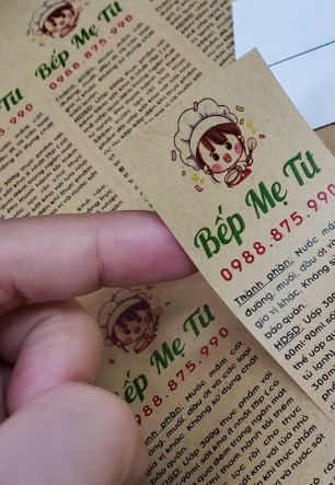 Tem giấy trên bao bì thực phẩm nền Kraft