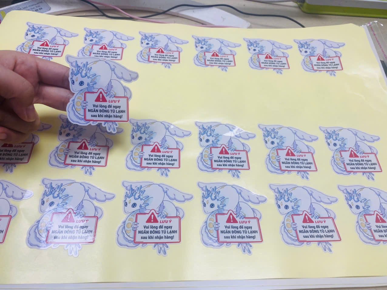 Mẫu decal giấy trên lớp đế để đối chiếu vật liệu khi hỏi báo giá