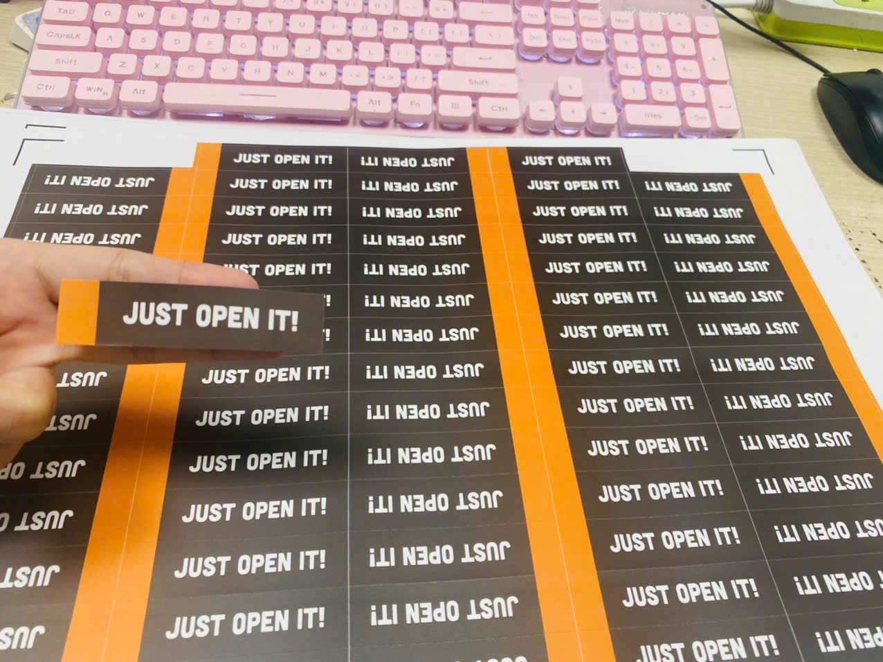 Mẫu tem decal nhựa mờ in thực tế