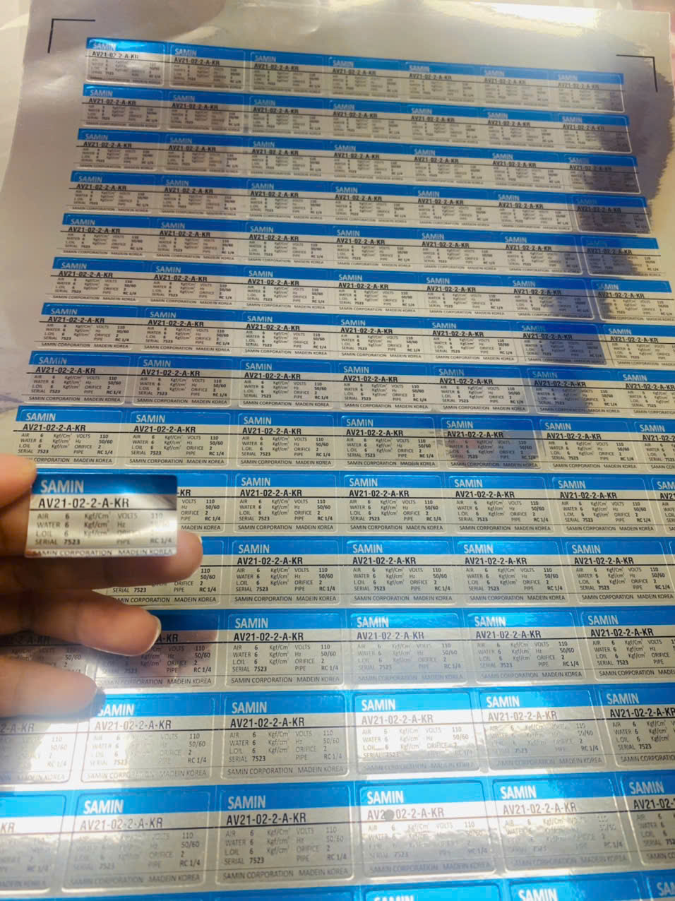Mẫu tem metalize xi bóng in thực tế