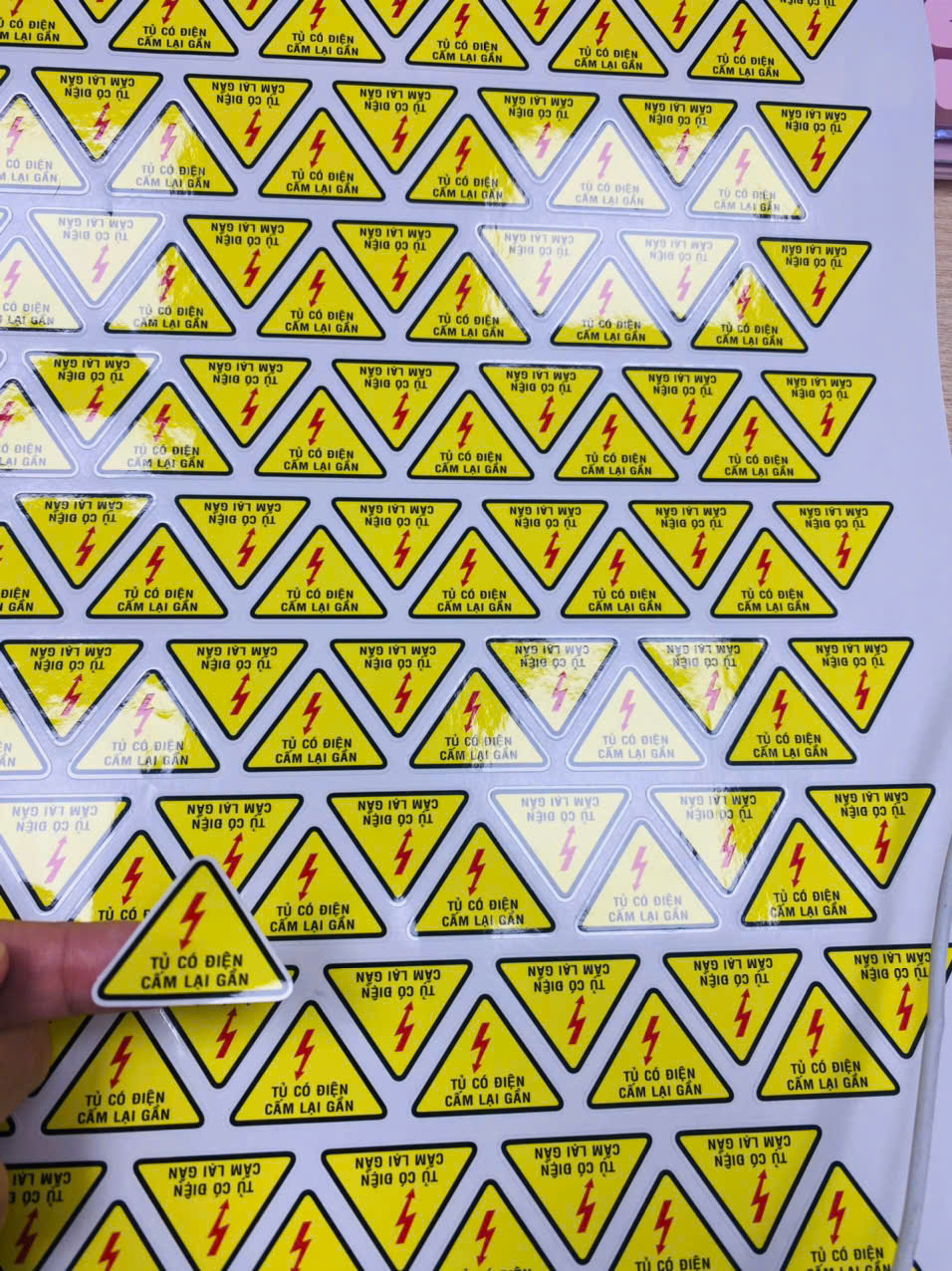 Mẫu tem decal nhựa bóng thực tế